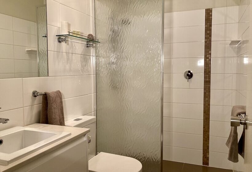 Edge Of The Forest Motel