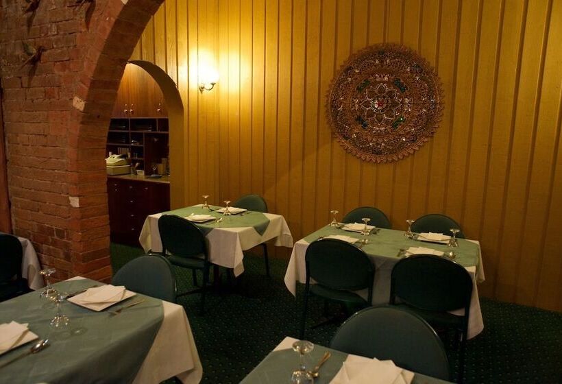 فندق على الطريق Forest Lodge Motor Inn & Restaurant