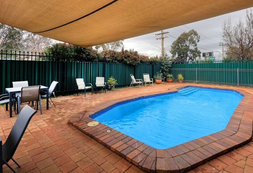 مُتل Forest Lodge Motor Inn & Restaurant