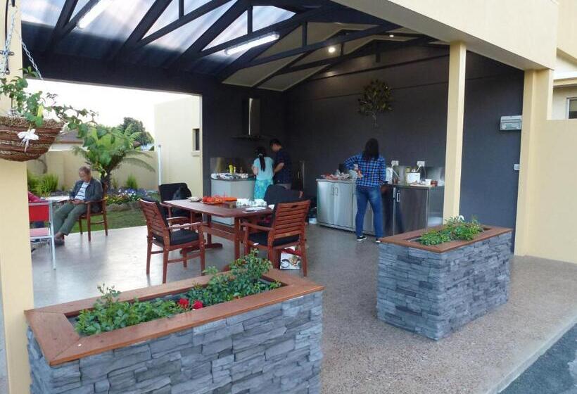 مُتل Tower Motor Inn