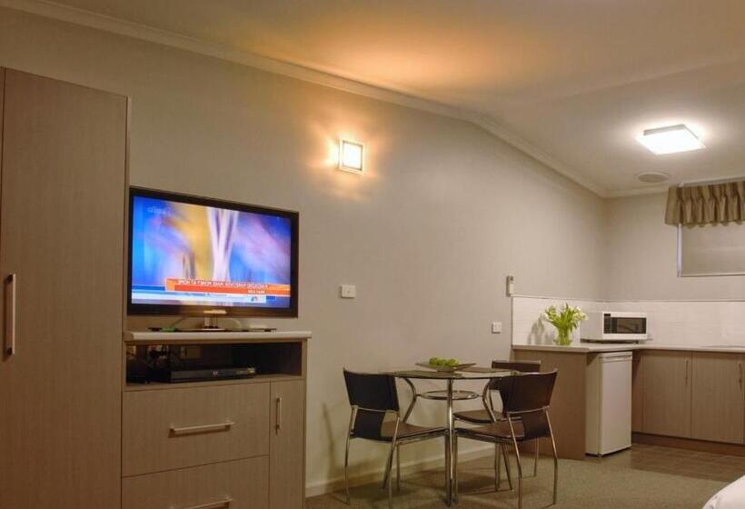 مُتل Tower Motor Inn