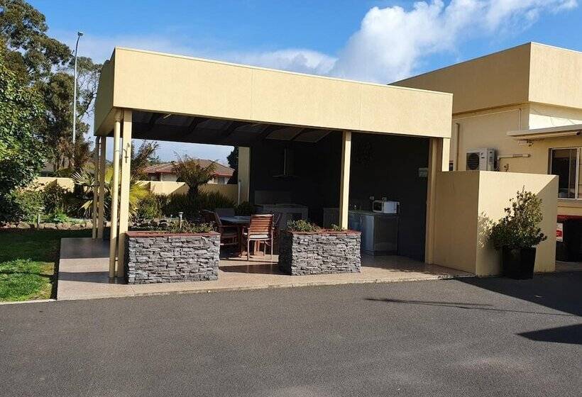 فندق على الطريق Tower Motor Inn