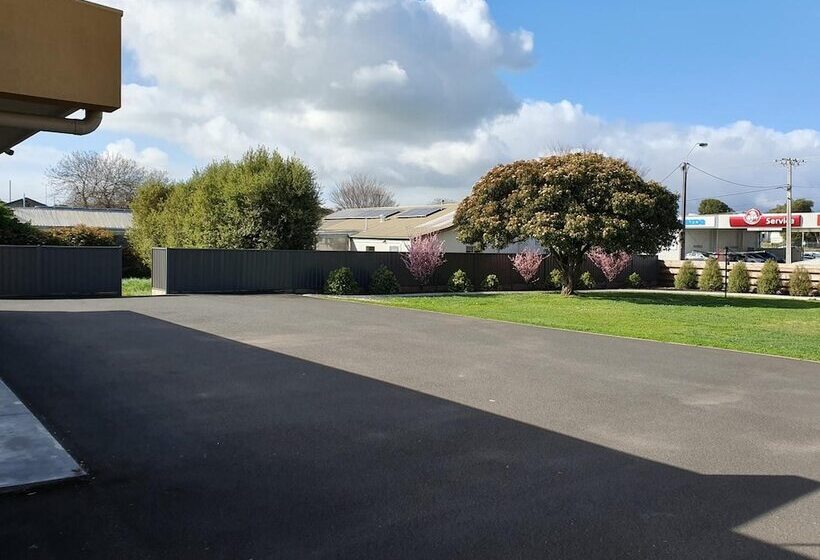 فندق على الطريق Tower Motor Inn