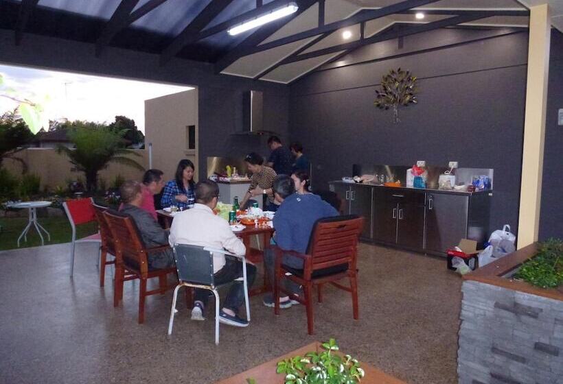 فندق على الطريق Tower Motor Inn