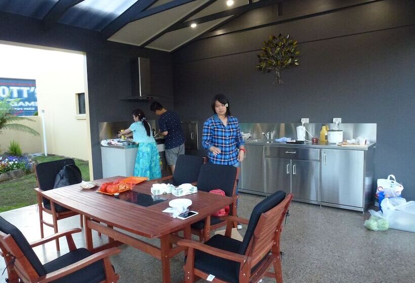 فندق على الطريق Tower Motor Inn