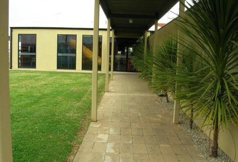 Overlander Hotel Motel