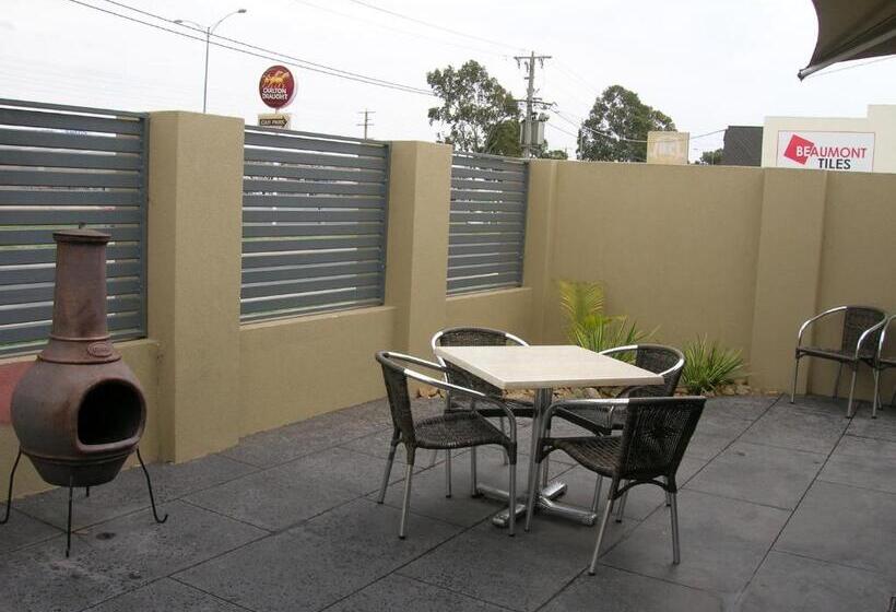 Overlander Hotel Motel