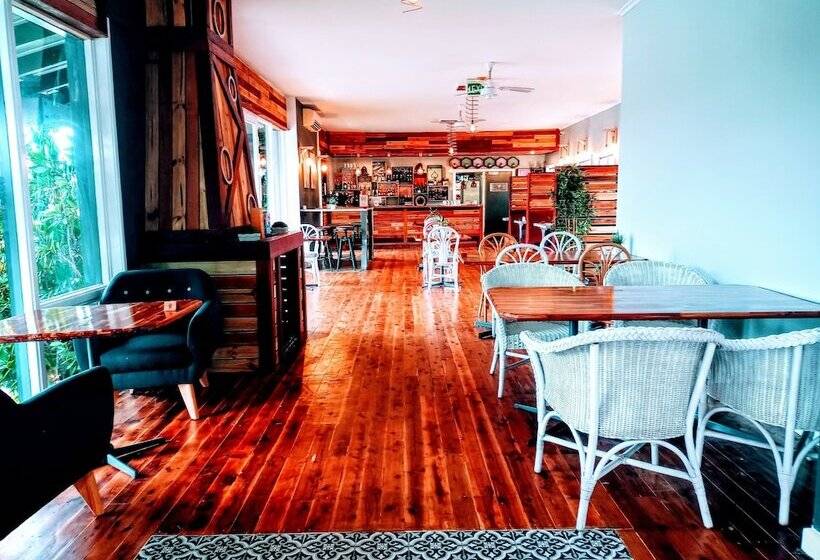 مُتل Redhill Cooma Motor Inn