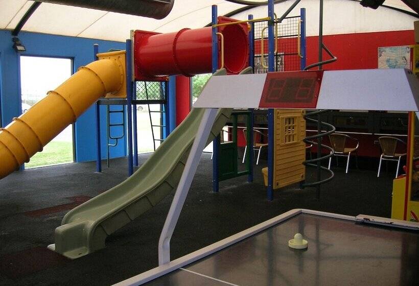 Overlander Hotel Motel