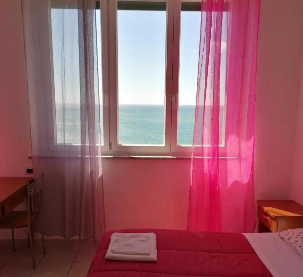 Perla Del Levante Hostel