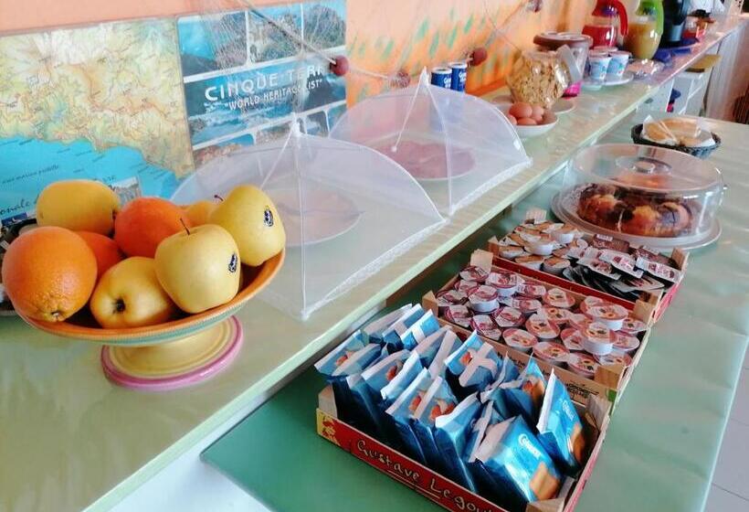 Perla Del Levante Hostel