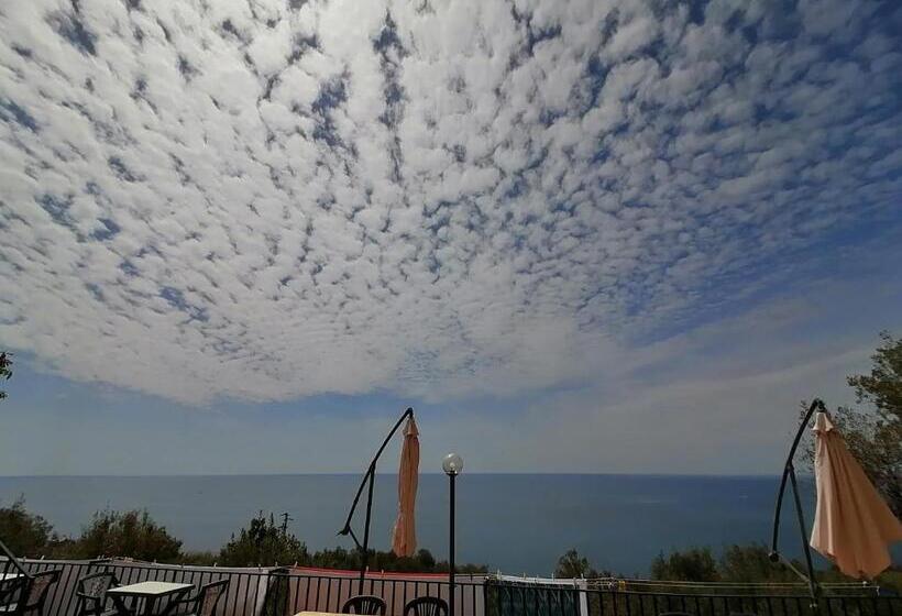 Perla Del Levante Hostel