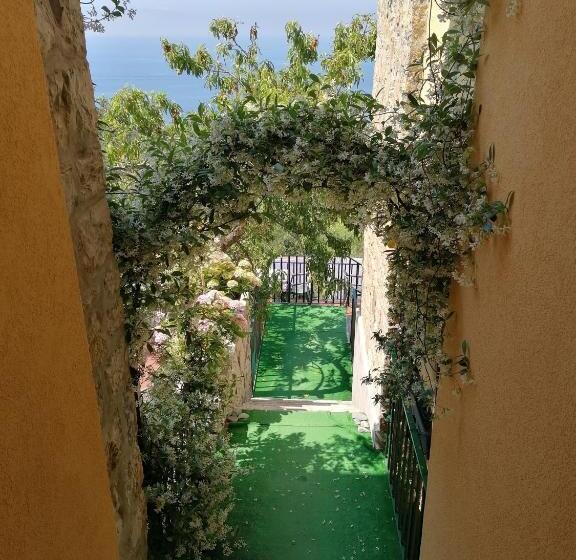 Perla Del Levante Hostel