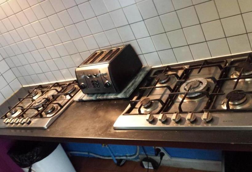 The Melbourne Connection Travellers Hostel