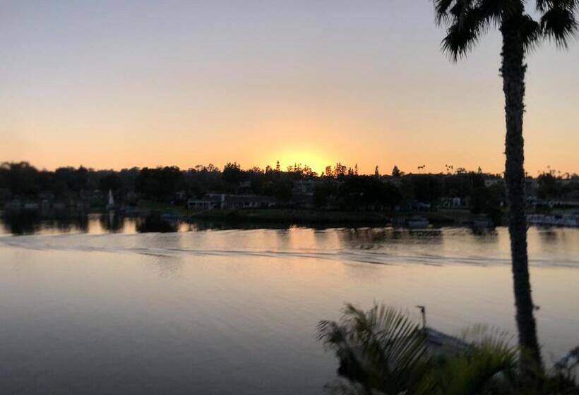 Beautiful Bed & Breakfast Suite On The Lake