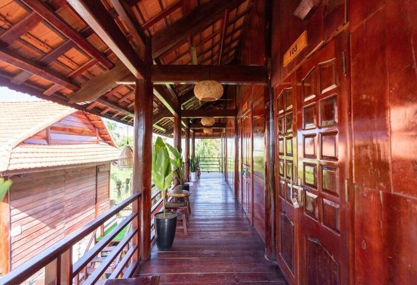 هتل Kara Homestay & Cafe