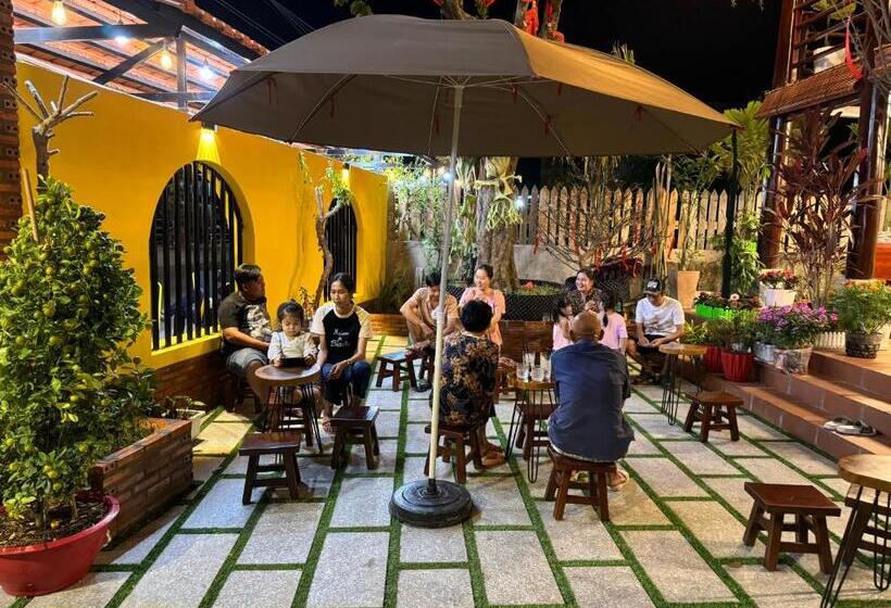 هتل Kara Homestay & Cafe