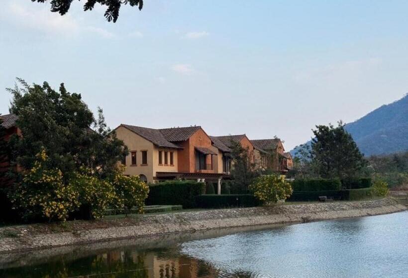 בית מלון כפרי Toscana Villa Khao Yai