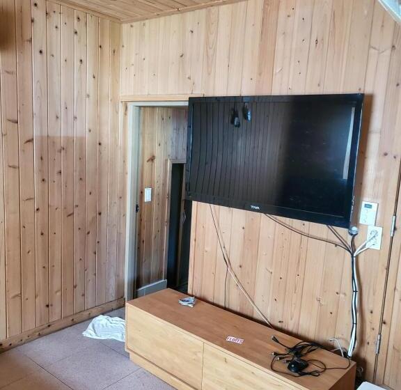 پانسیون The Act Of Seeing The Sky