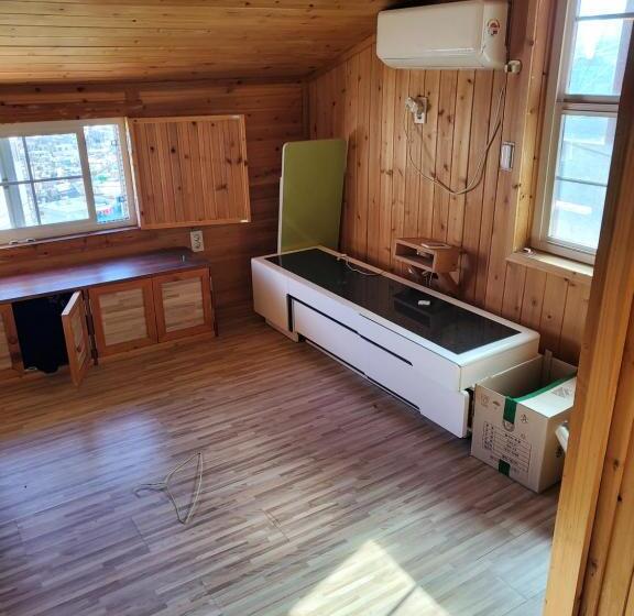 پانسیون The Act Of Seeing The Sky