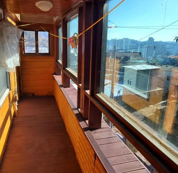 پانسیون The Act Of Seeing The Sky