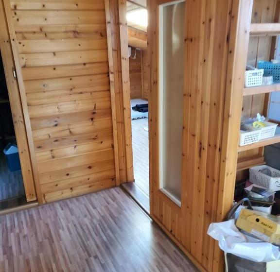 پانسیون The Act Of Seeing The Sky