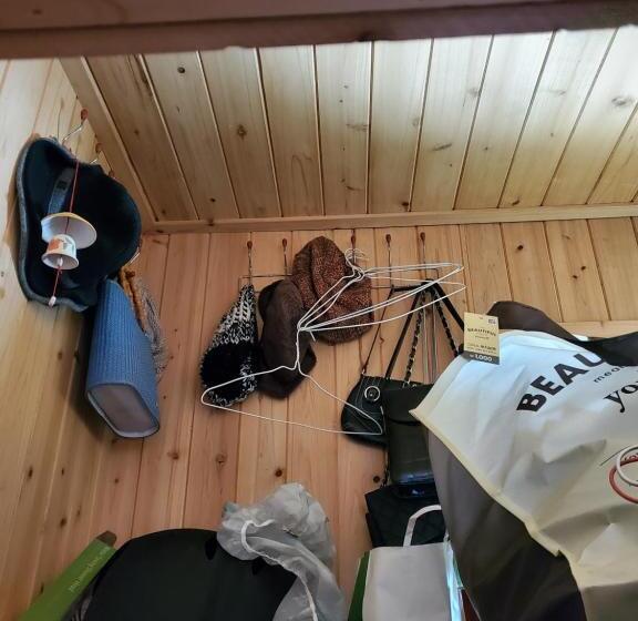 پانسیون The Act Of Seeing The Sky