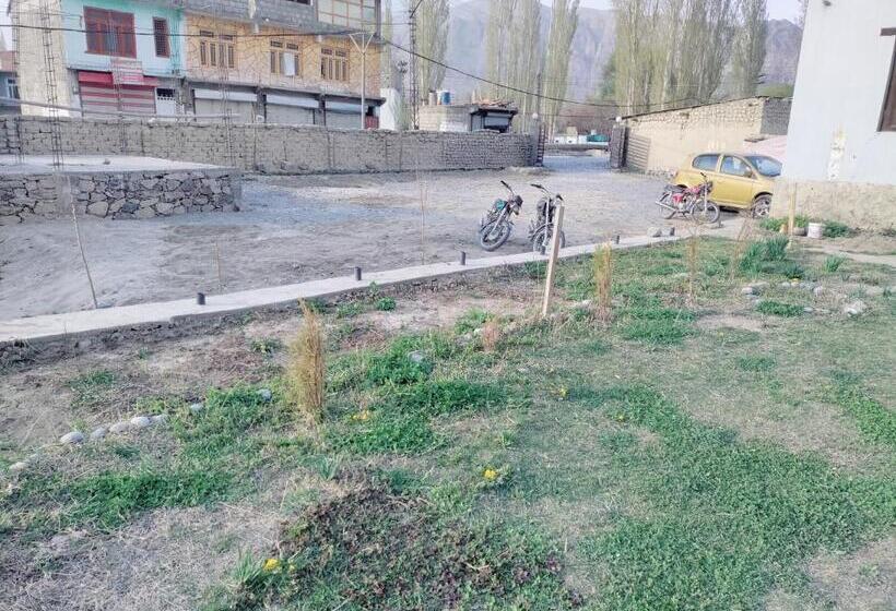 Пансион Baltistan Sarayee Hotel £ Guest House