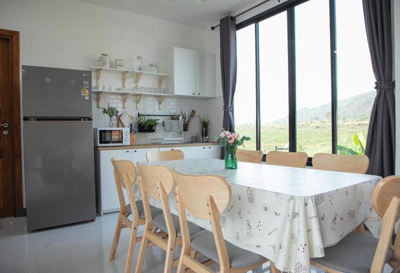 بنسيون La Luna พูลวิลล่าเขาใหญ่