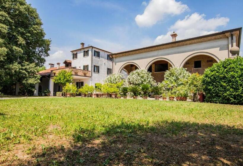 B&b La Villa Del Vecchio Platano