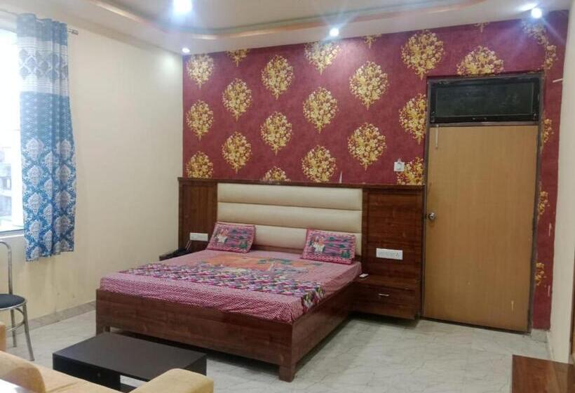 ホテル Aadhya & Resataurant