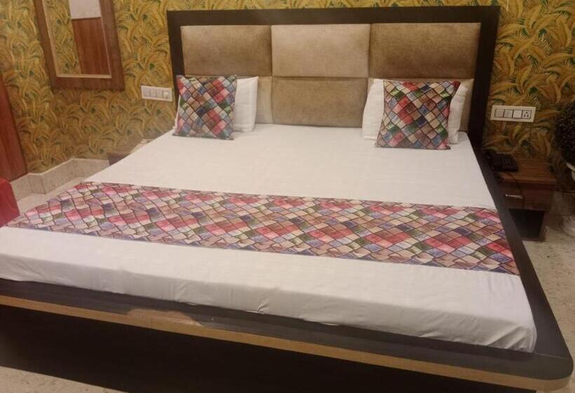 ホテル Aadhya & Resataurant