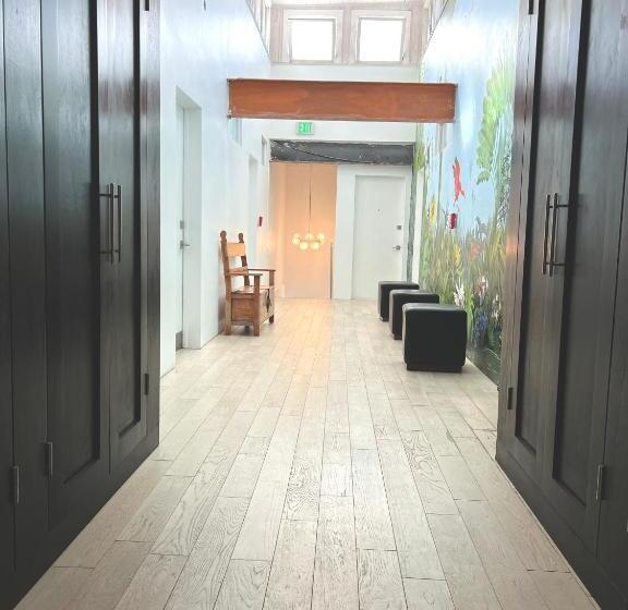 فندق Burns Square