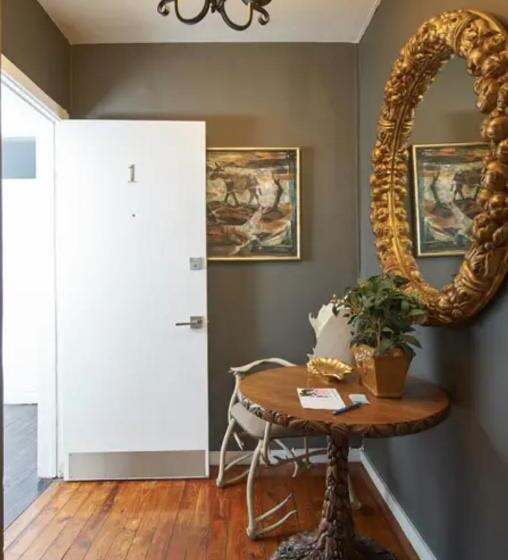 فندق Burns Square