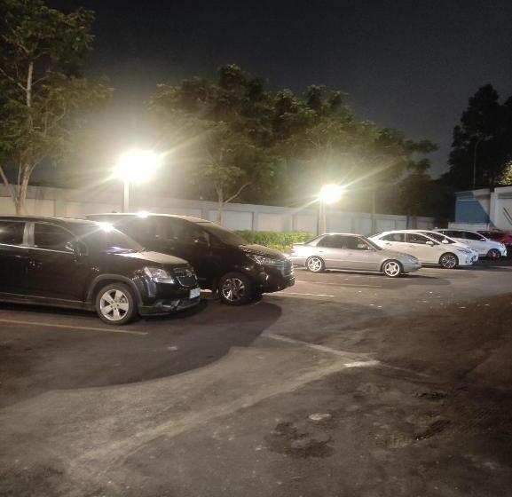 Отель Capital O 93854 Apartemen Sayana By Sentra Jaya