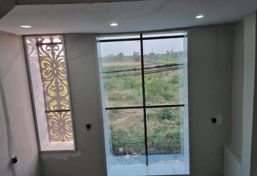 Отель Chitransh Residency