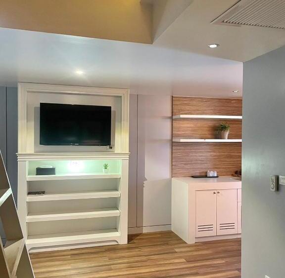 Отель Ocean Breeze Inn   Beach Front