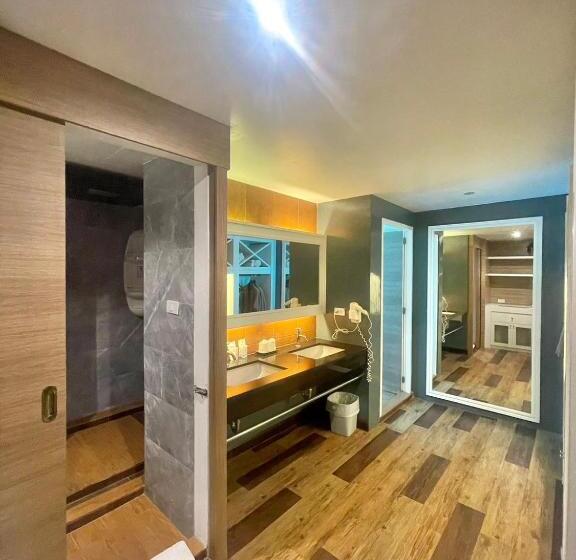 Отель Ocean Breeze Inn   Beach Front