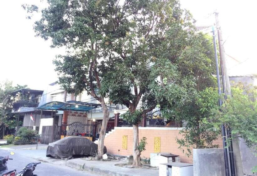 فندق Spot On 93880 Guest House Bu Iin Syariah