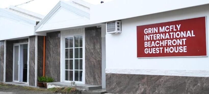 פנסיון Grin Mcfly International Beachfront Guest House