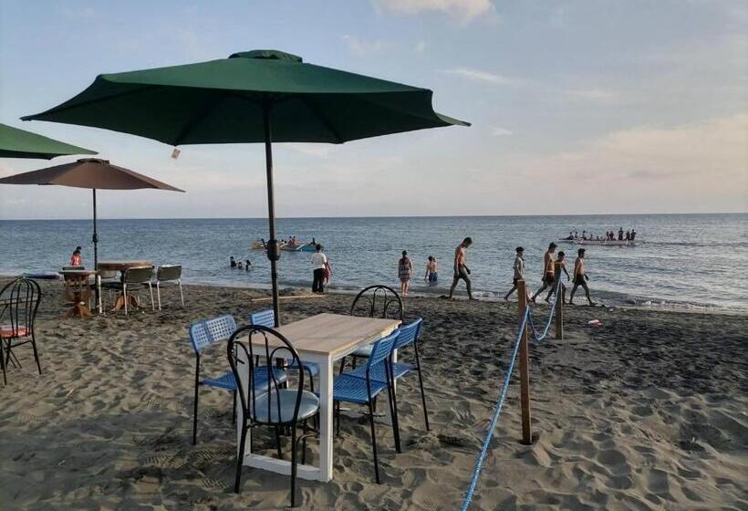 פנסיון Grin Mcfly International Beachfront Guest House