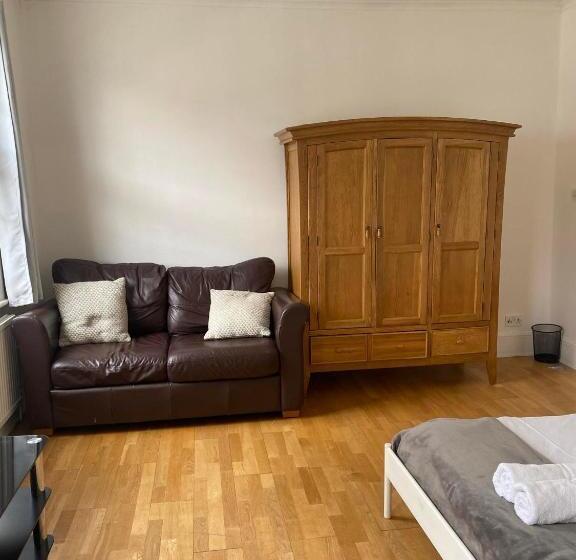 پانسیون Victoria Mansions