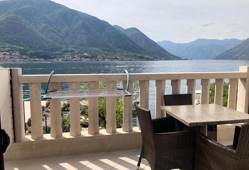 Turquoise Beachside Apartments