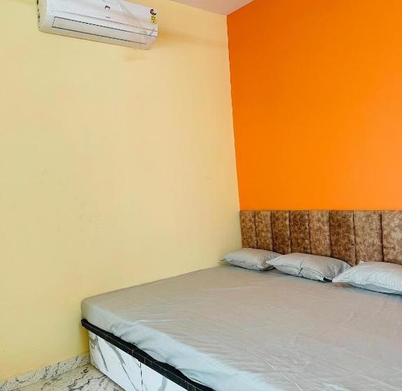 Отель Advik Palace