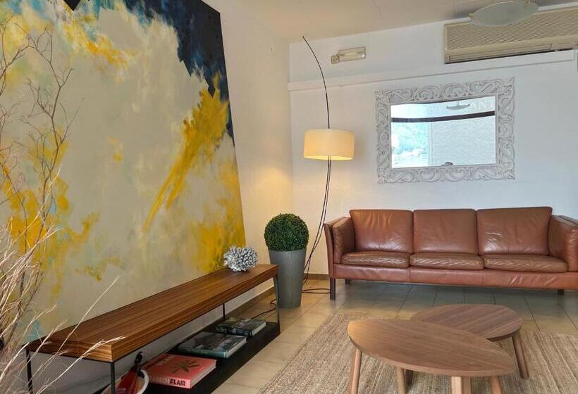 Отель Hostal Sol I Sombra