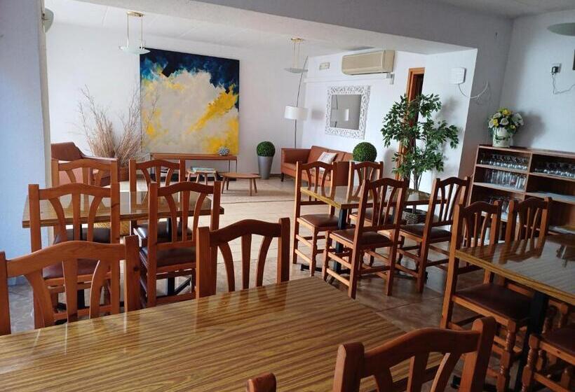 Отель Hostal Sol I Sombra