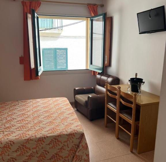 Отель Hostal Sol I Sombra