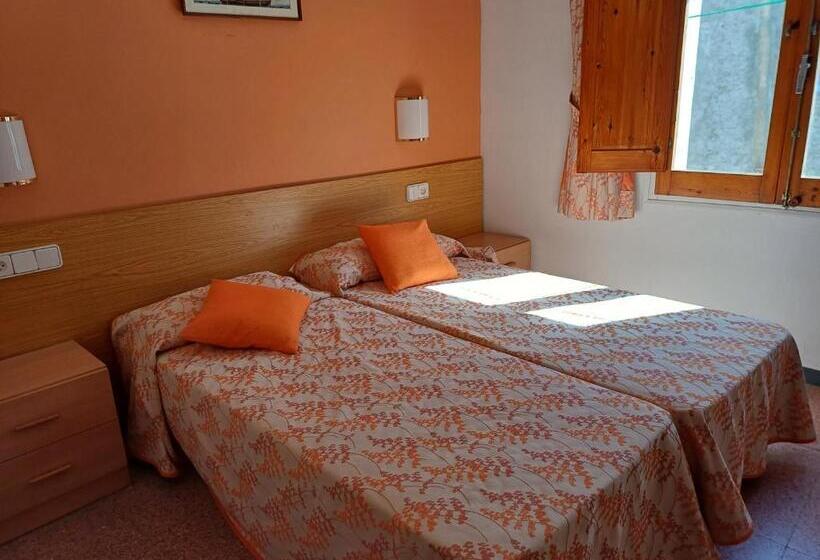 Отель Hostal Sol I Sombra