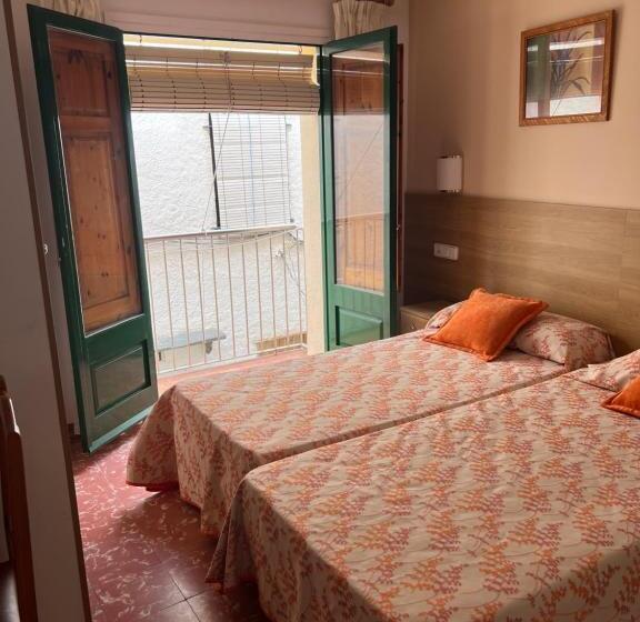 هتل Hostal Sol I Sombra