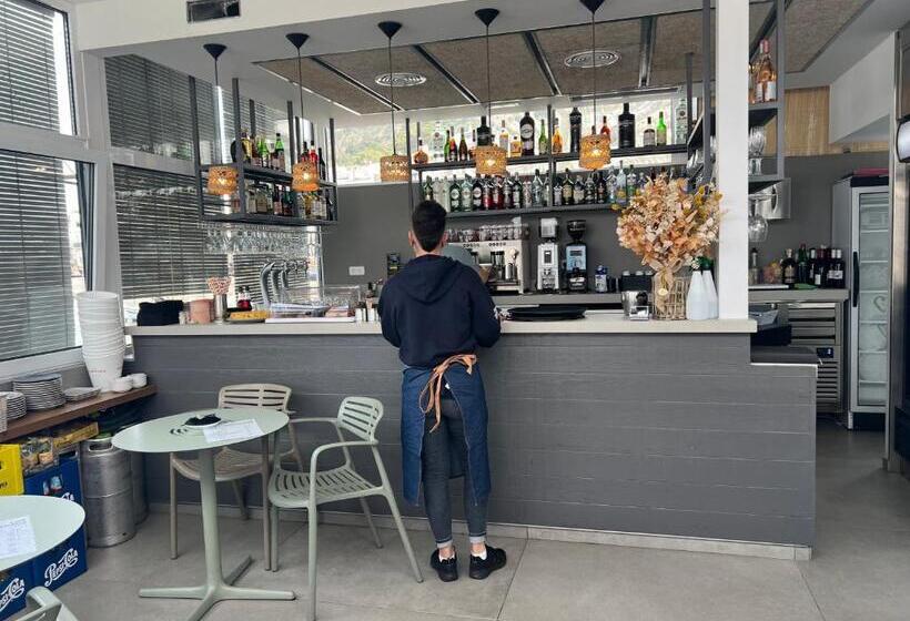 هتل Hostal Sol I Sombra